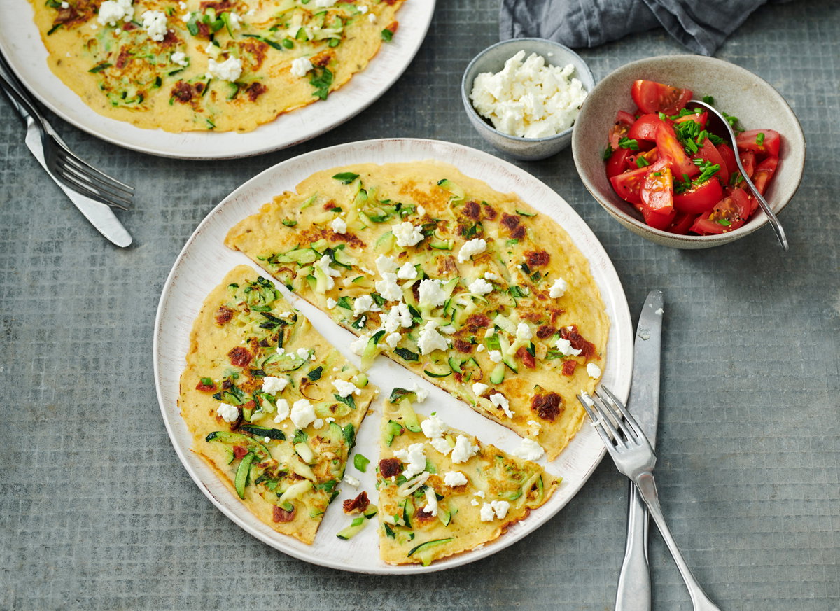 Zucchini-Pfannkuchen mit Schafskäse und Tomaten