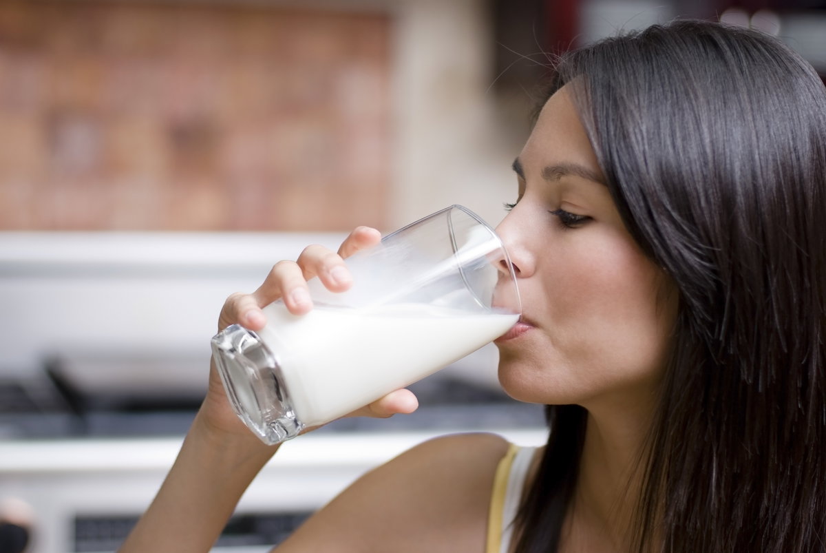 Frau trinkt Milch