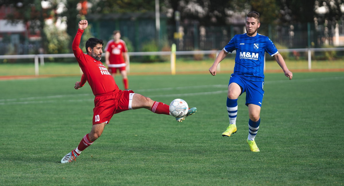 Zwei Fußballer im Zweikampf