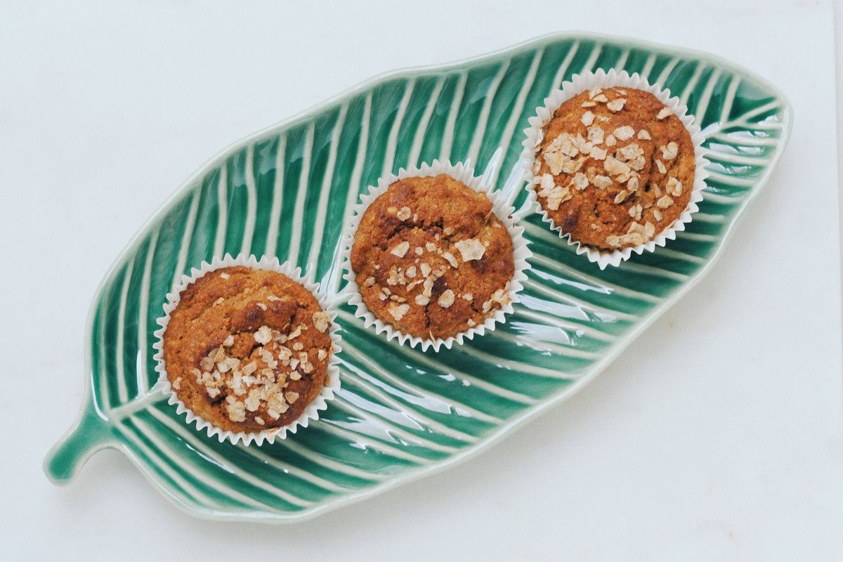 Drei Haferflockenmuffins auf einem blattförmigen Teller