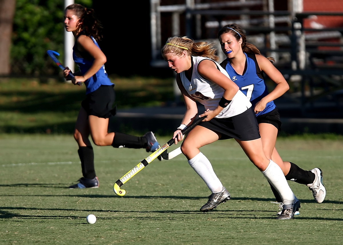 Frauen spielen Feldhockey