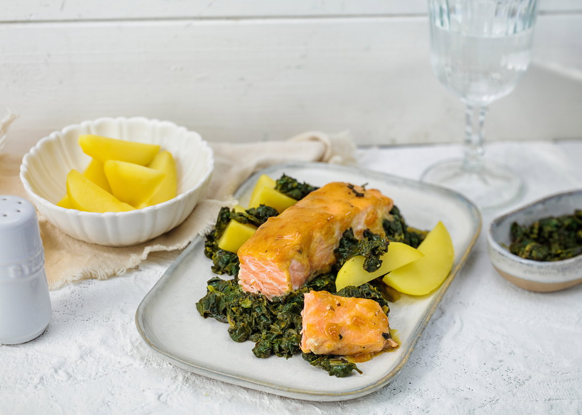 Lachs mit Aprikosenglasur auf Spinat