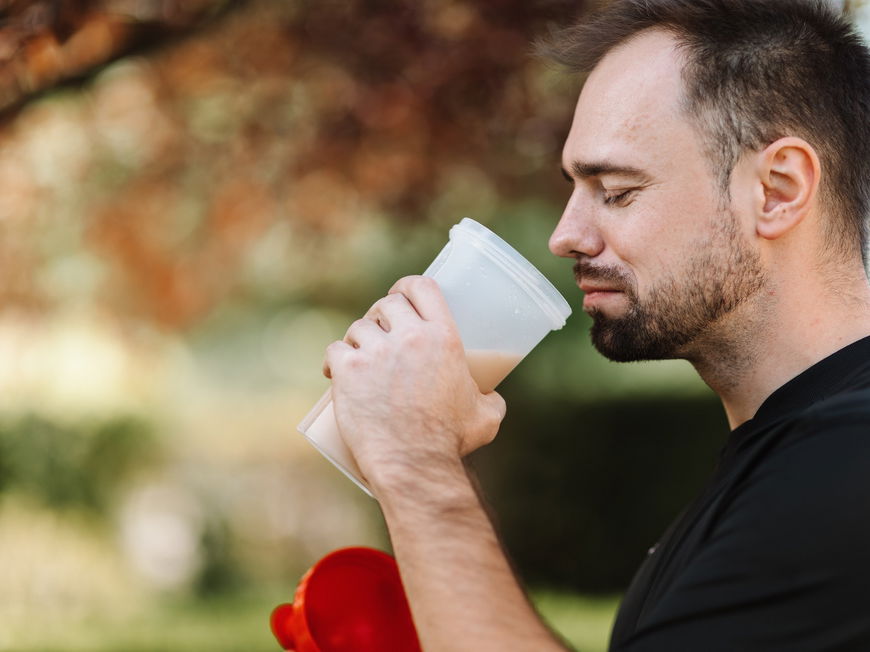 Mann trinkt Proteinshake