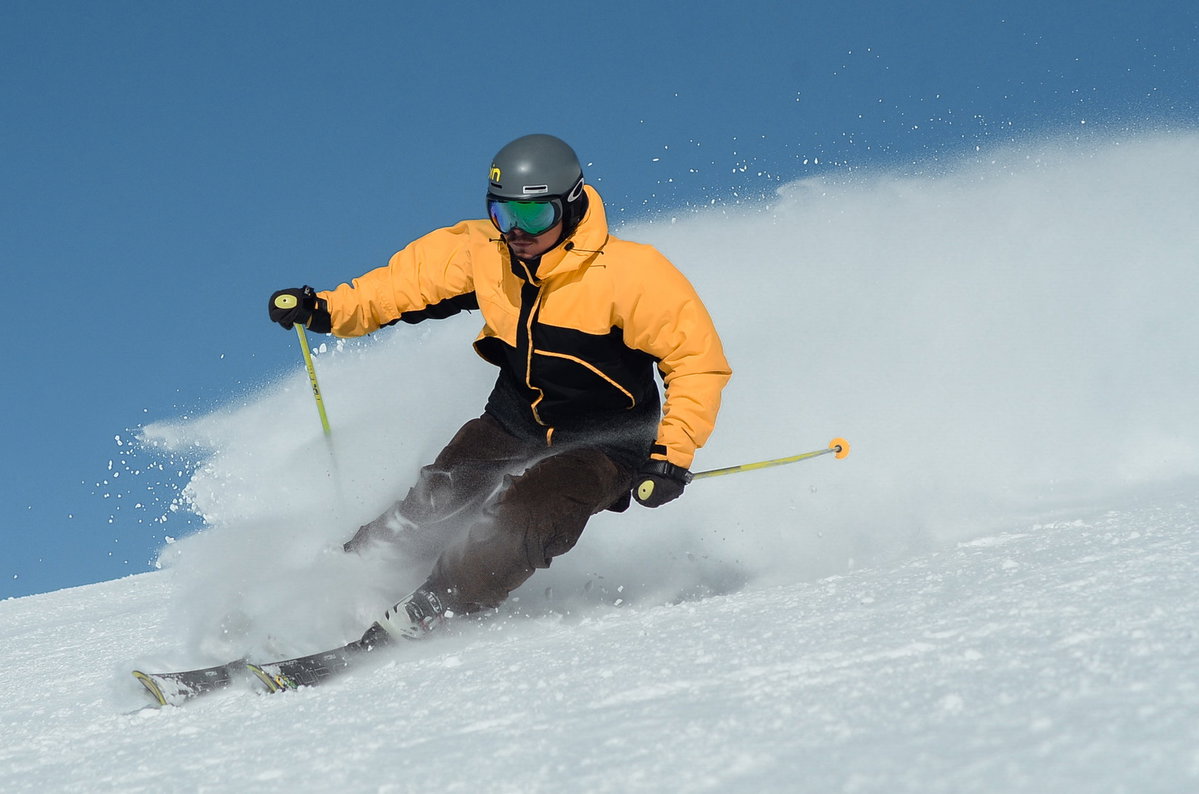 Mann fährt Ski im Schnee