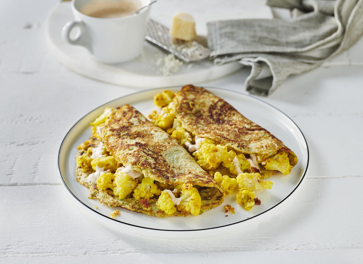 Zucchini-Crêpes mit geröstetem Kurkuma-Blumenkohl