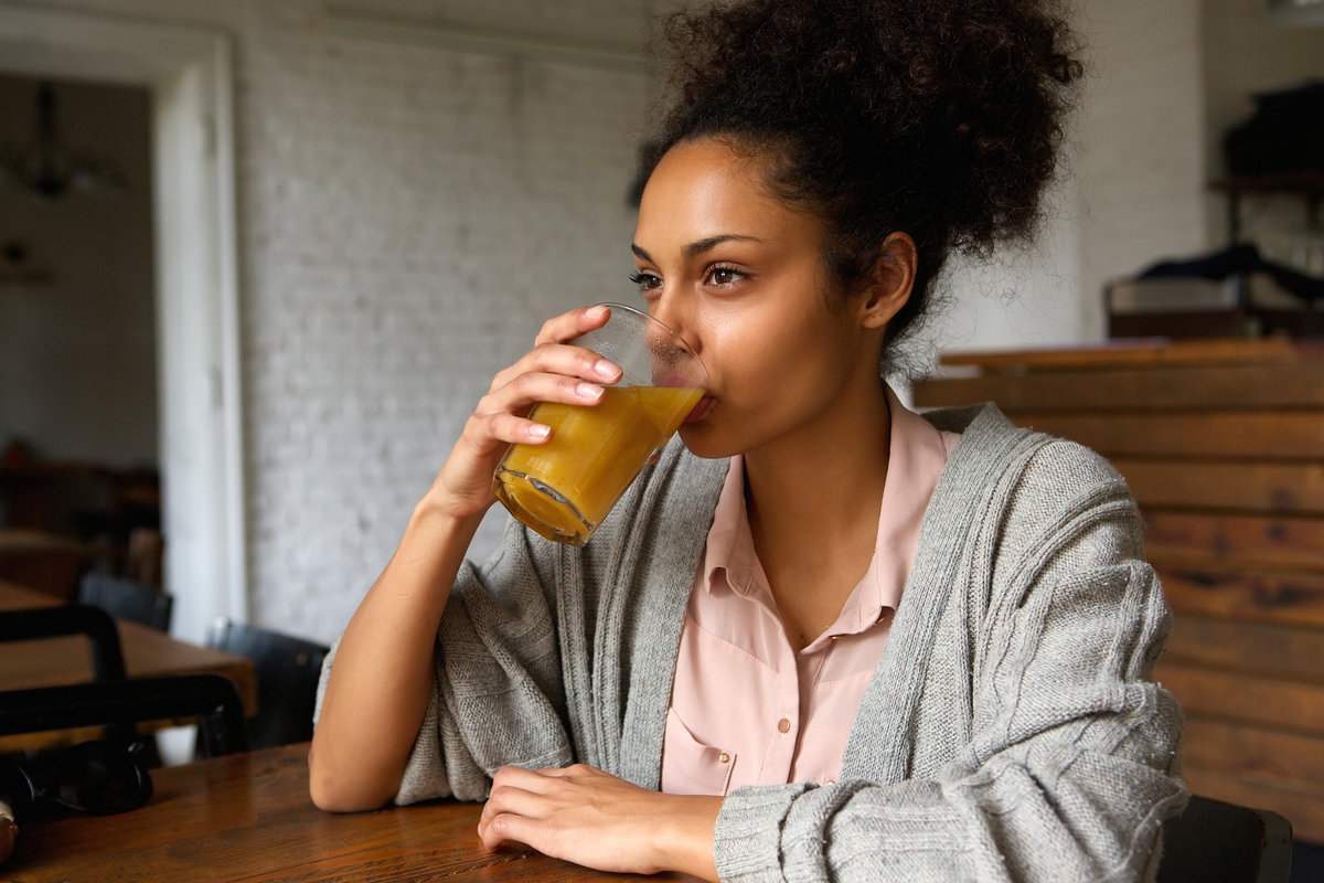 Frau trinkt Saft