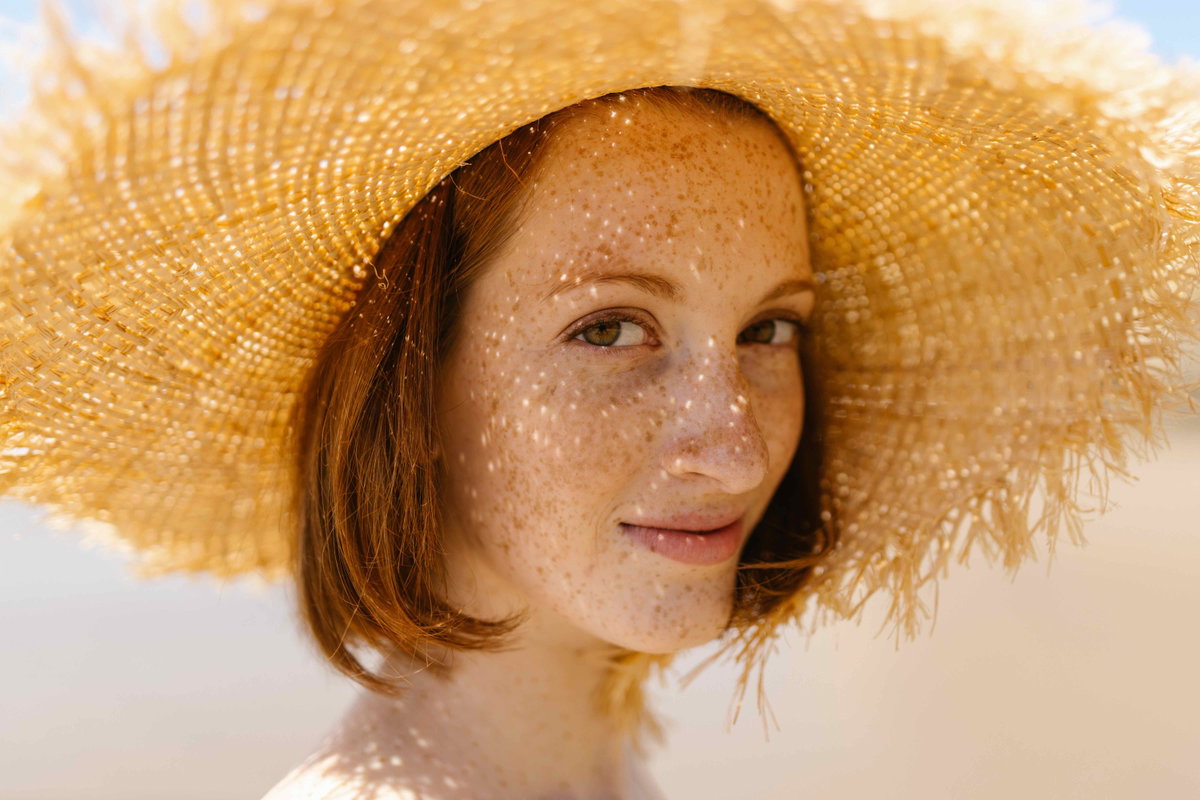 Frau mit Sonnenhut