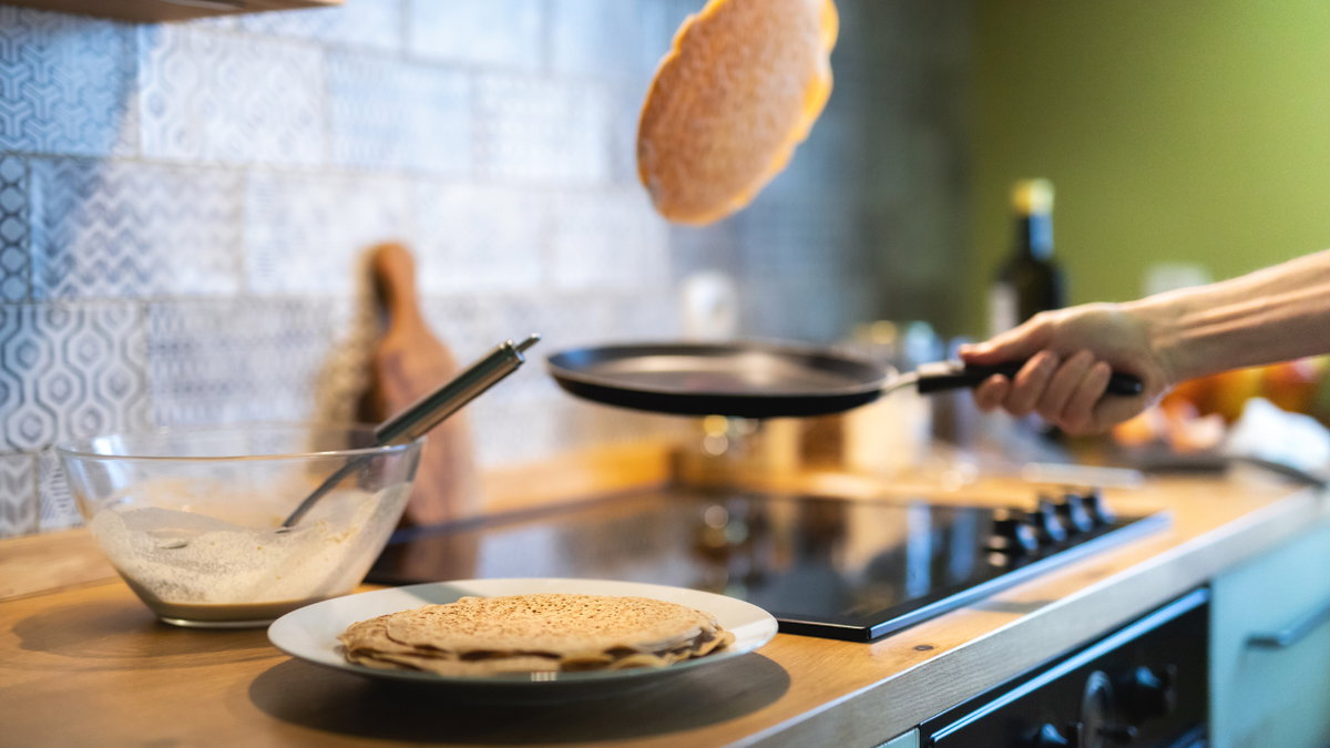 Ein Pfannkuchen wird in der Luft gewendet