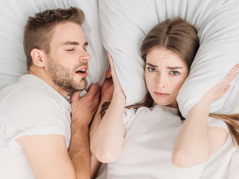 Schnarchen: 9 Tipps helfen dagegen