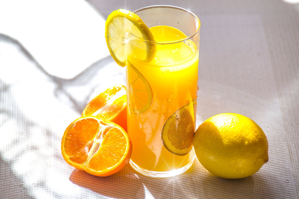 Fruchtsaft aus Orangen und Zitronen