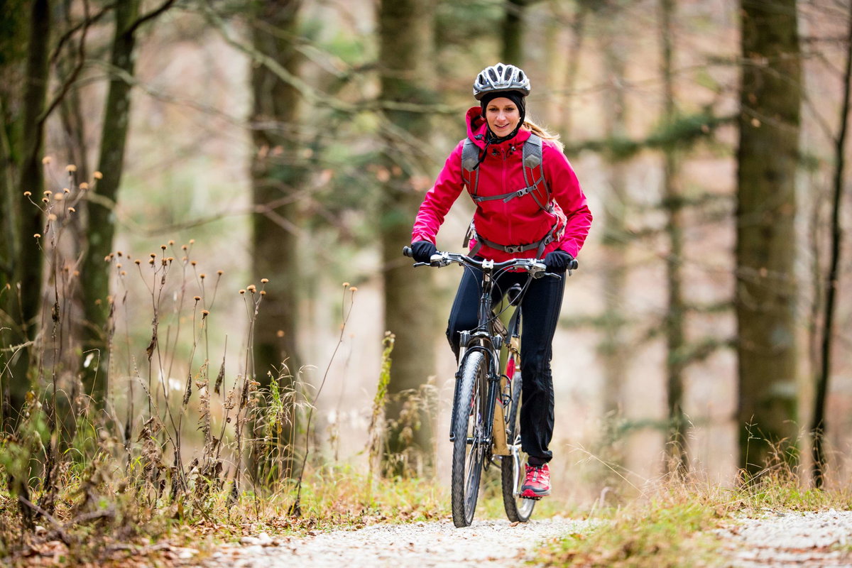 Frau fährt Fahrrad