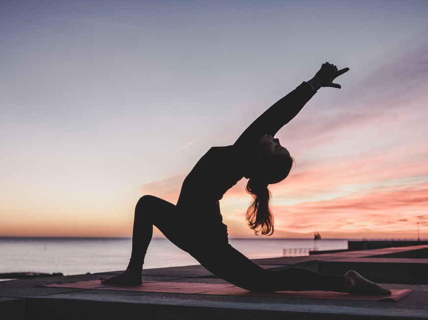 Frau macht Yoga