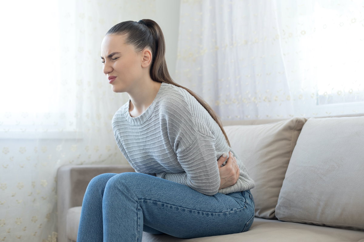 Frau mit Bauchschmerzen