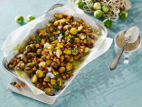 Rezept für gerösteten Rosenkohl mit Kichererbsen und Zitronen-Dip