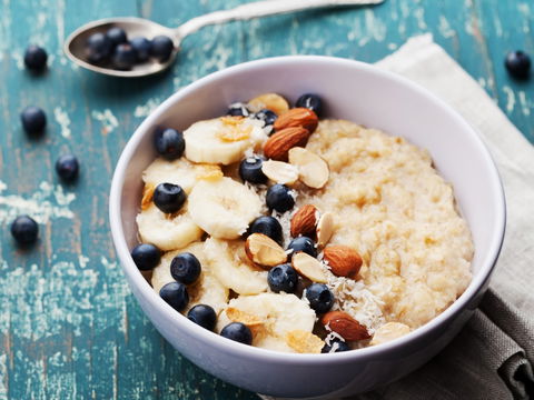 Gesundes Kokos-Porridge mit Mandeln und Obst