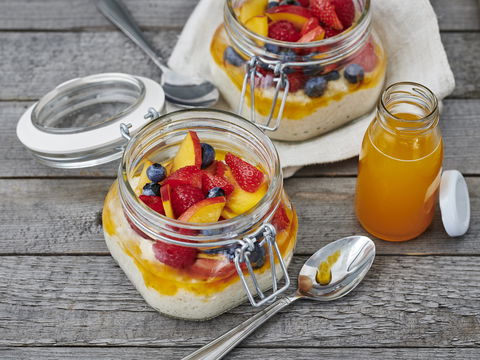 Rezept für gesundes Porridge mit Früchten im Glas 