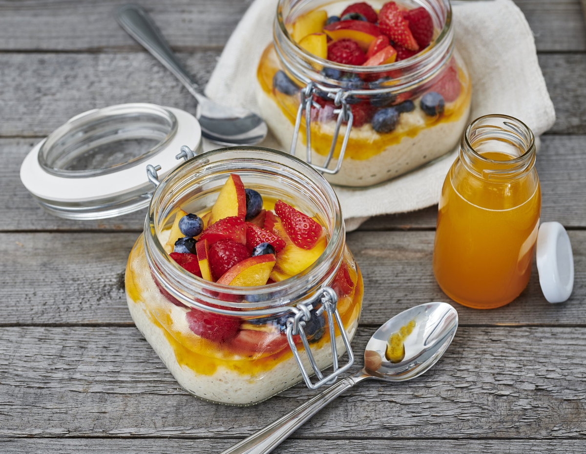Porridge mit Früchten im Glas