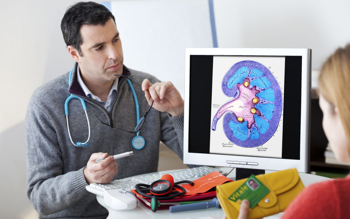 Arzt und Patientin betrachten die Grafik einer Niere