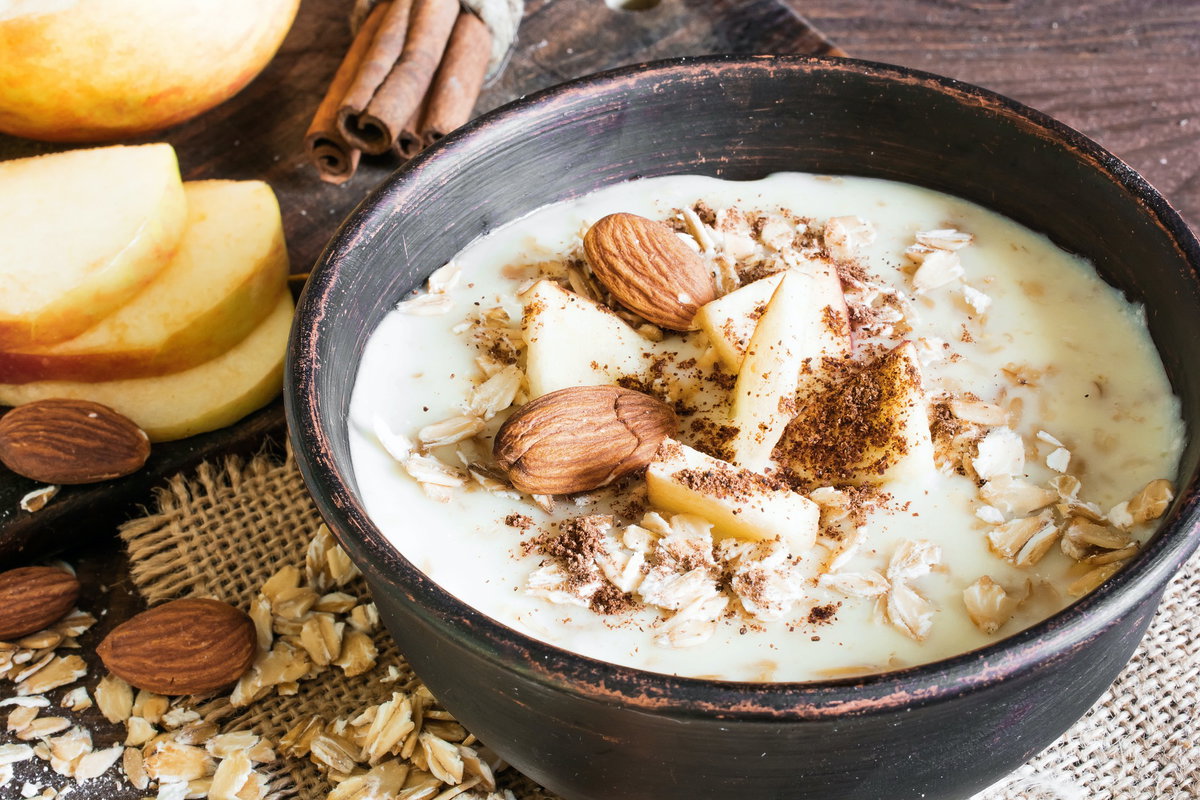 Porridge mit Mandeln und Äpfeln