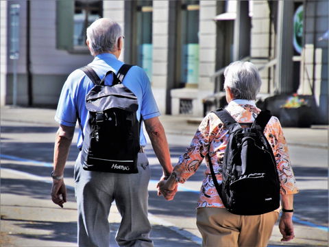 Hilfe und Pflege im Alter: Wann wird welche Art der Pflege erforderlich?