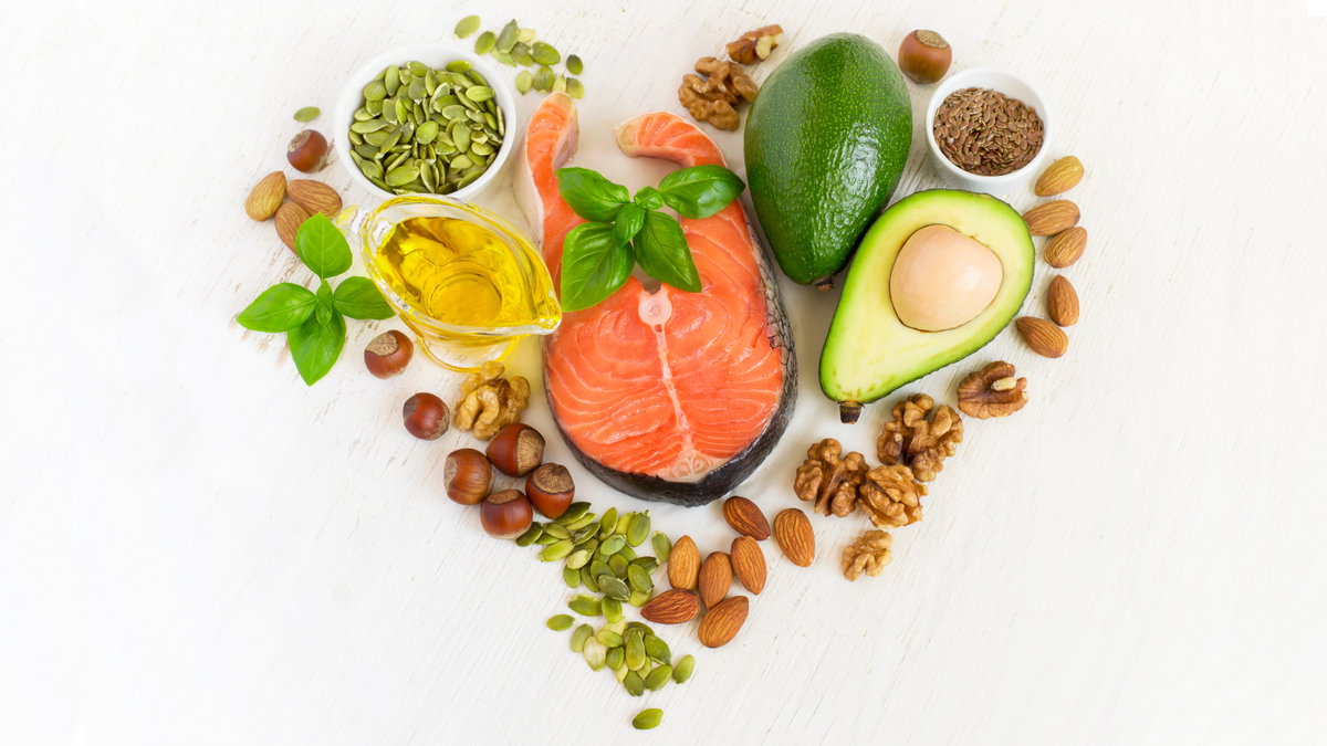 Lachs, Avocado und Nüsse in Herzform