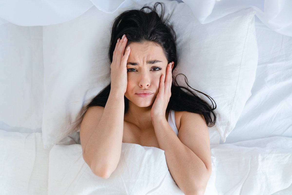 Frau liegt im Bett