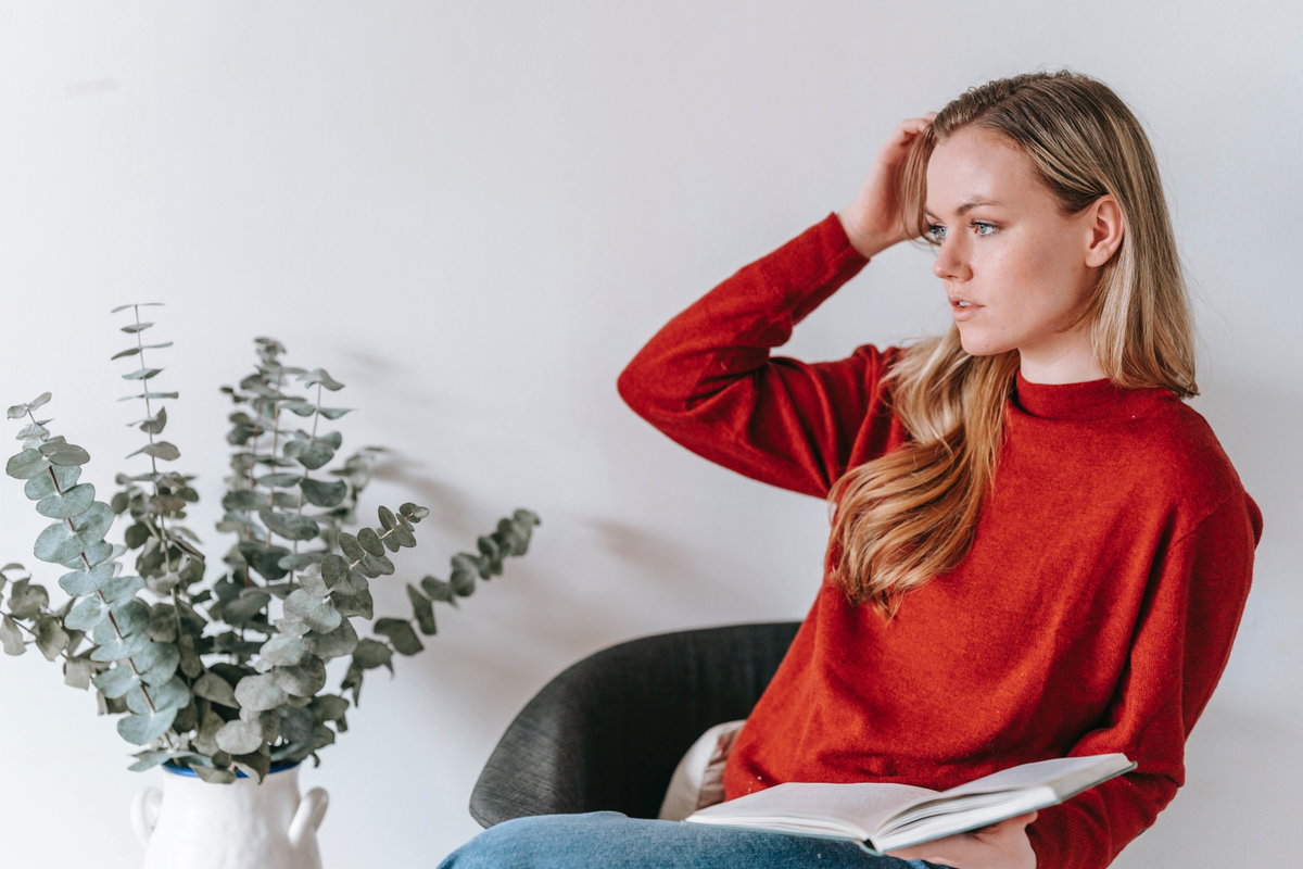 Frau liest ein Buch