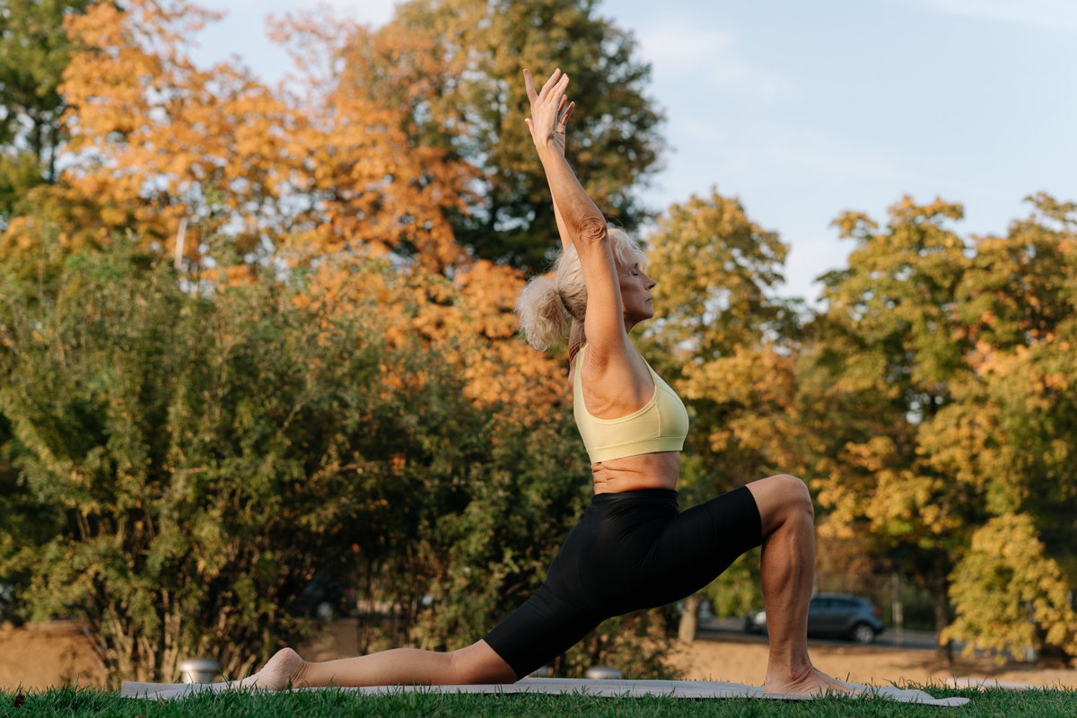 Frau macht Yoga