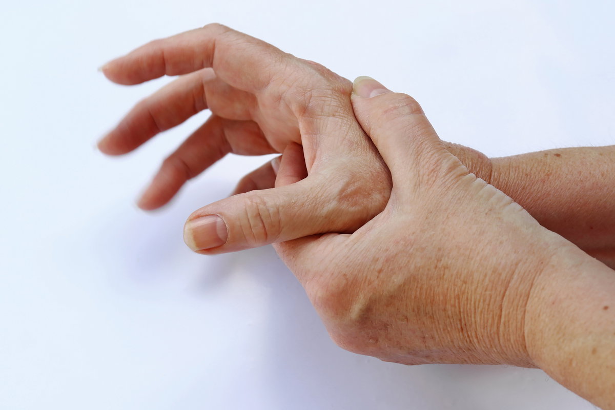 Eine Hand hält die andere fest