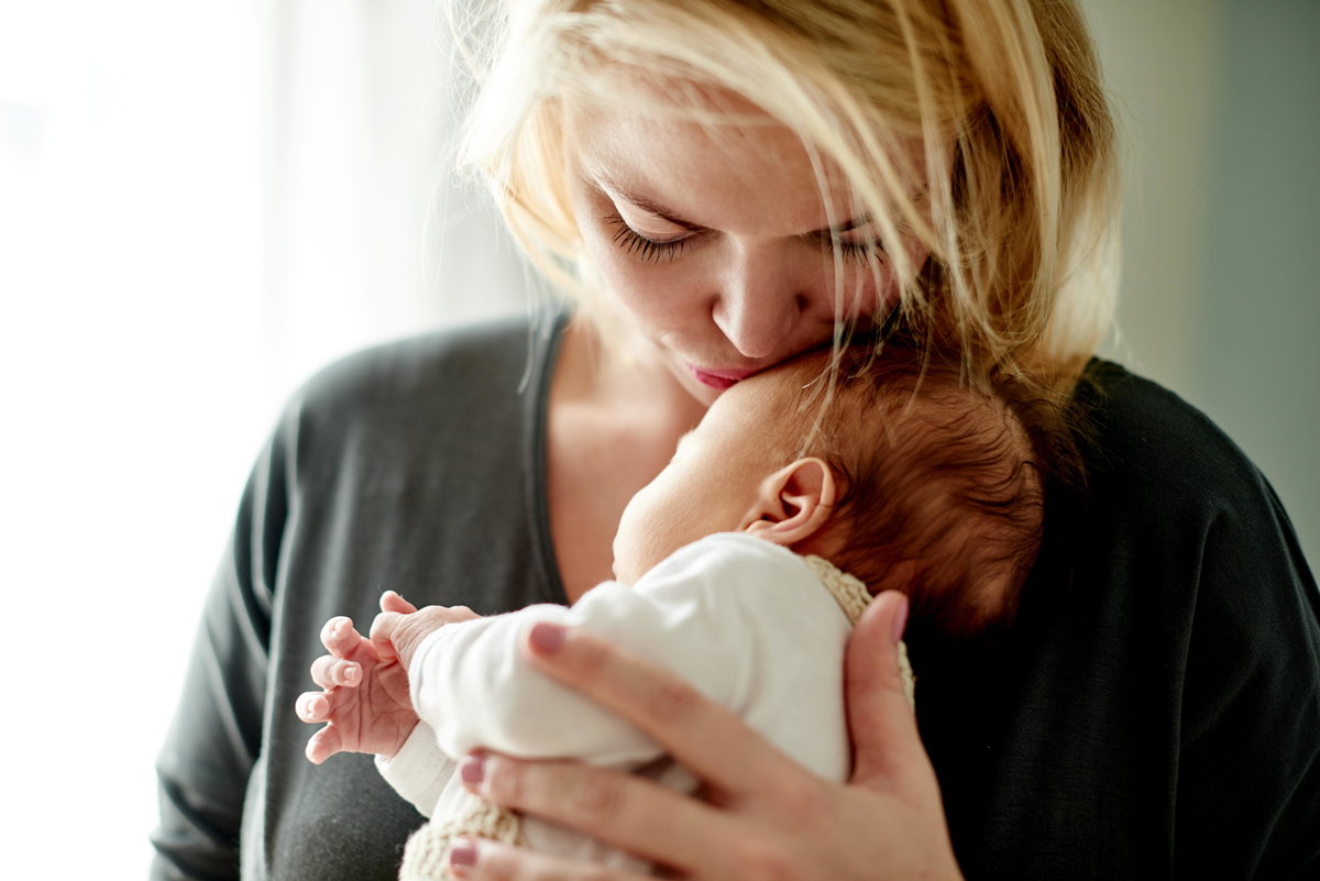 Das Schreien eines Babys kann für Eltern sehr belastend sein.