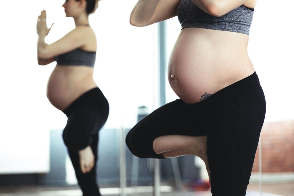 Schwangere macht Yoga