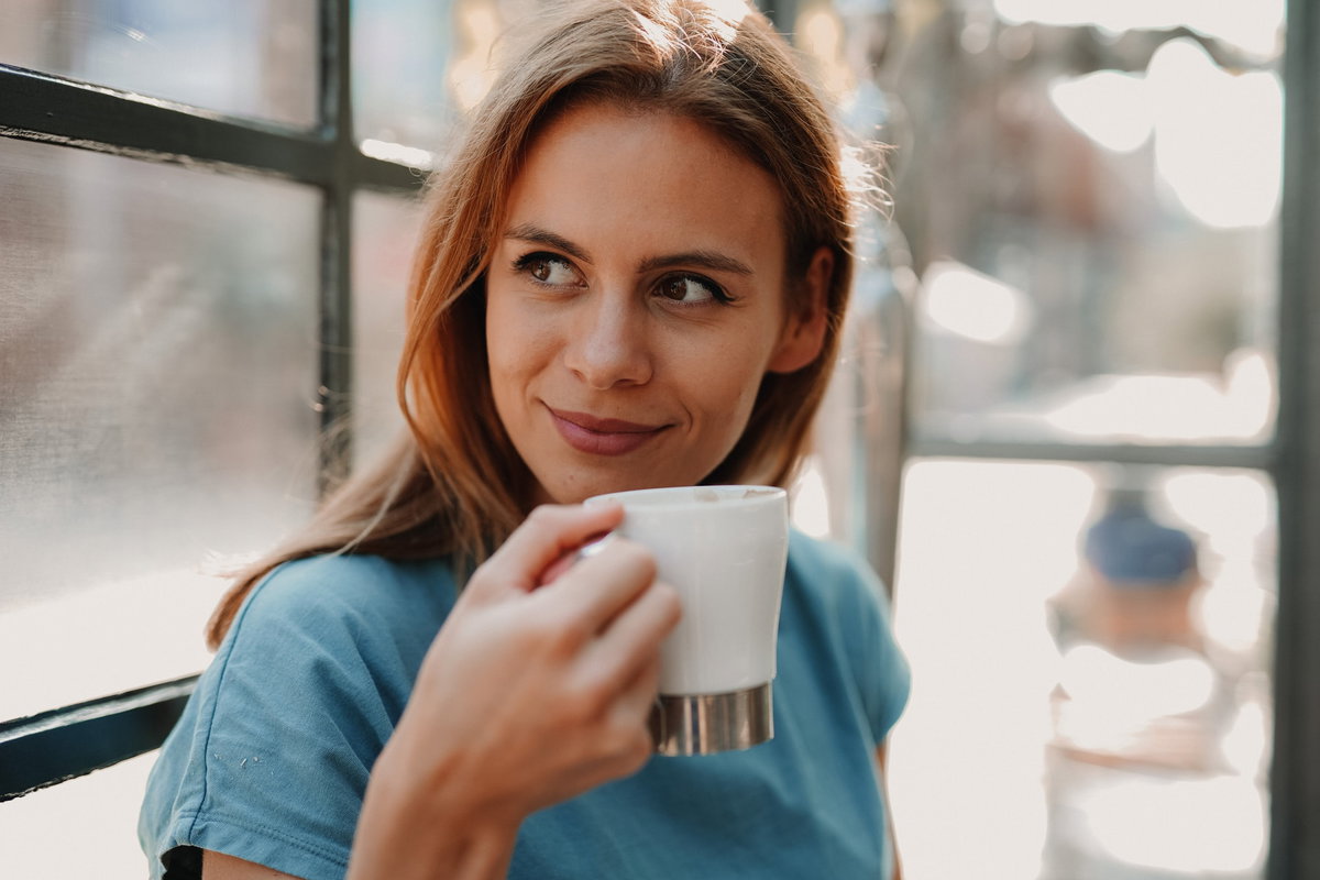 Frau trinkt aus einer Kaffeetasse