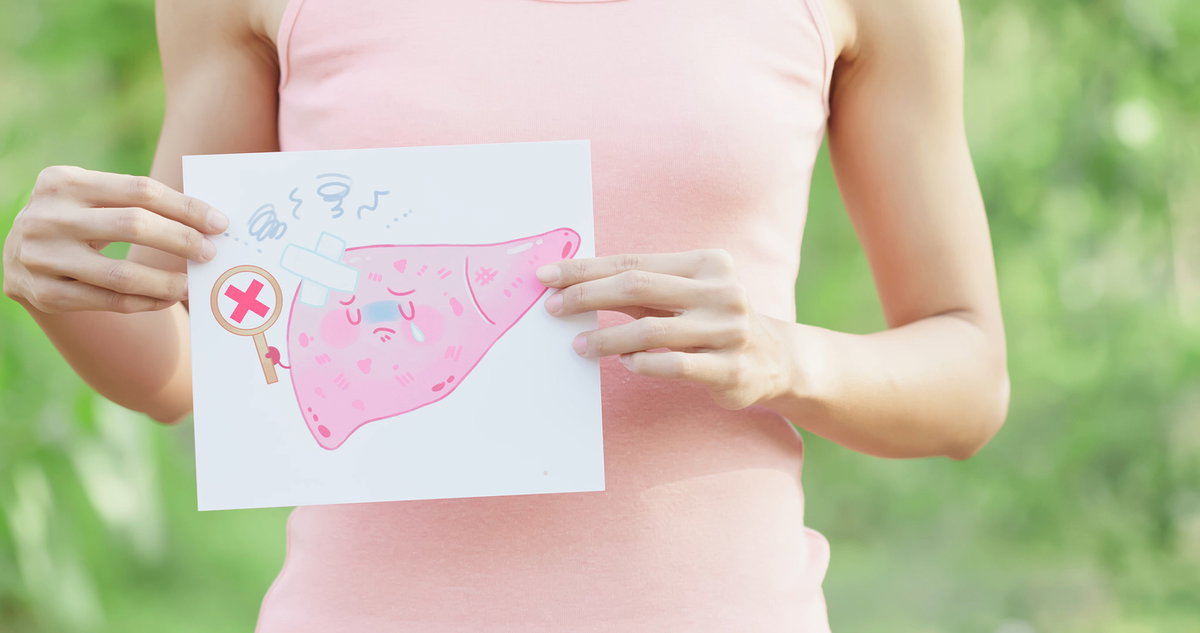 Frau hält Grafik einer kranken Leber in den Händen