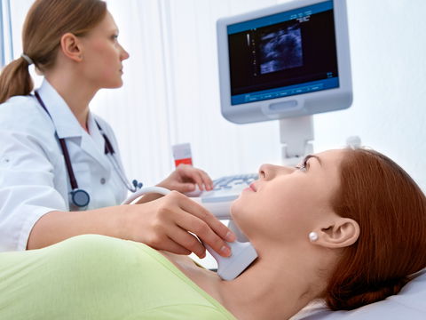 Schilddrüsenunterfunktion: 6 Symptome bei Hypothyreose