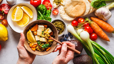 Essen nach dem Rhythmus des Körpers: Was zyklusorientierte Ernährung wirklich bringt