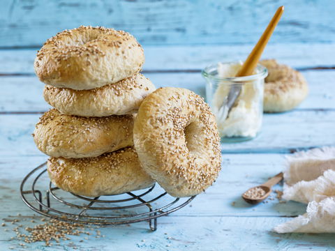 Vegane Bagels mit Sesam und Haferflocken – ohne Mehl 