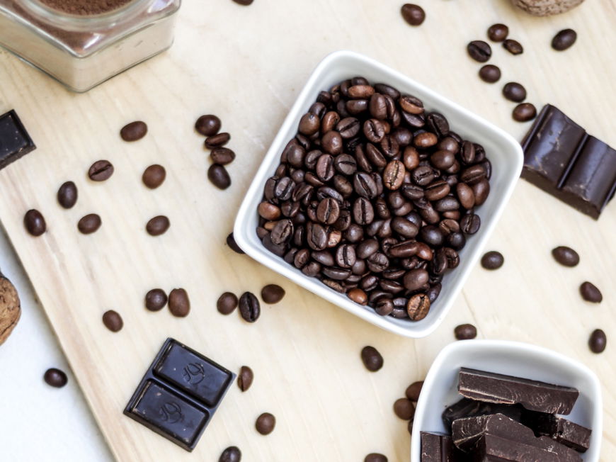 Küchentischdisplay mit Zartbitterschokolade, Kaffeebohnen, Nüssen und Kakaopulver