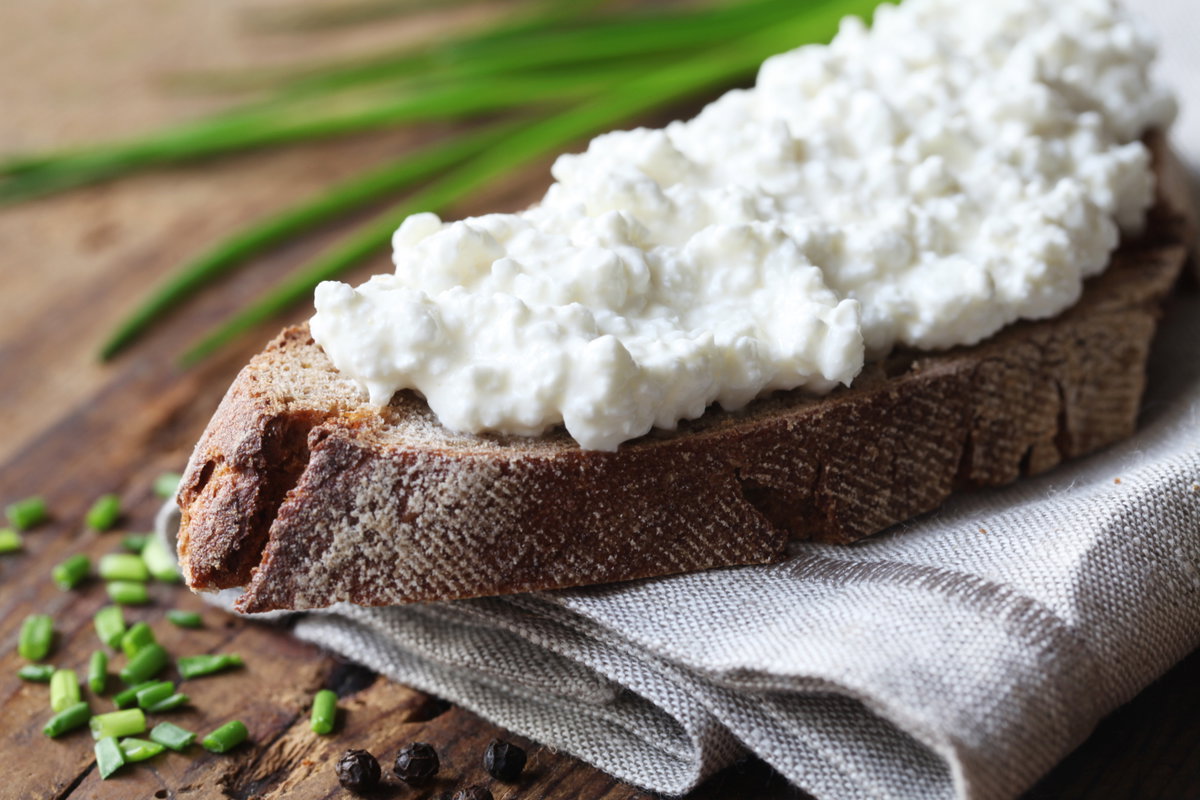 Brot mit Hüttenkäse belegt