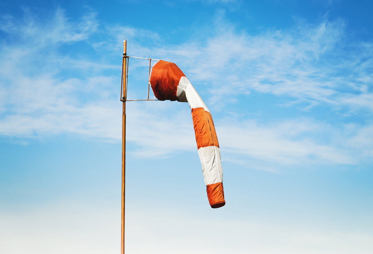 Windsocke schlaff im Wind