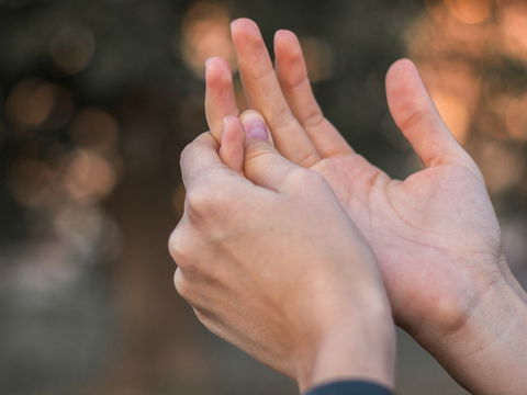 Finger schlafen ein: Das steckt dahinter