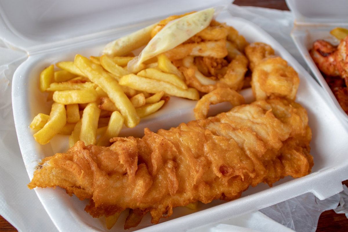 Fish and Chips in einer Transportbox