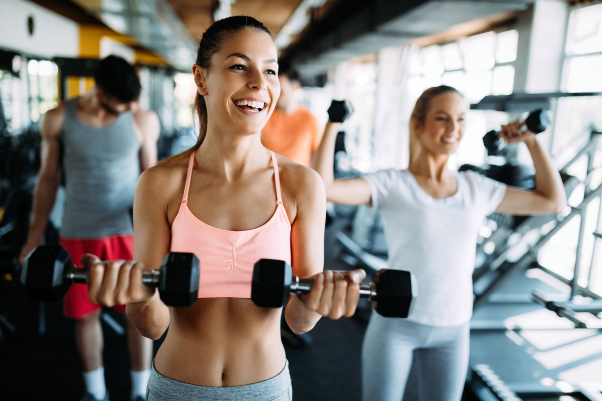 Gruppe trainiert mit Hanteln im Fitnessstudio
