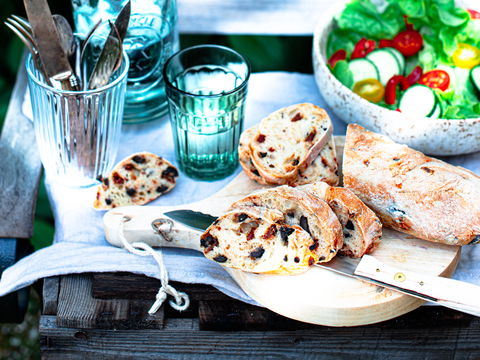 Oliven-Baguette mit Tomaten ohne Mehl