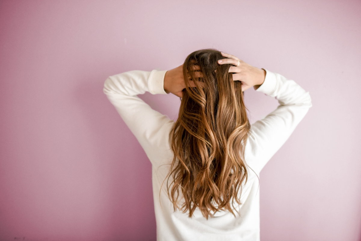 Frau mit langen, offenen Haaren