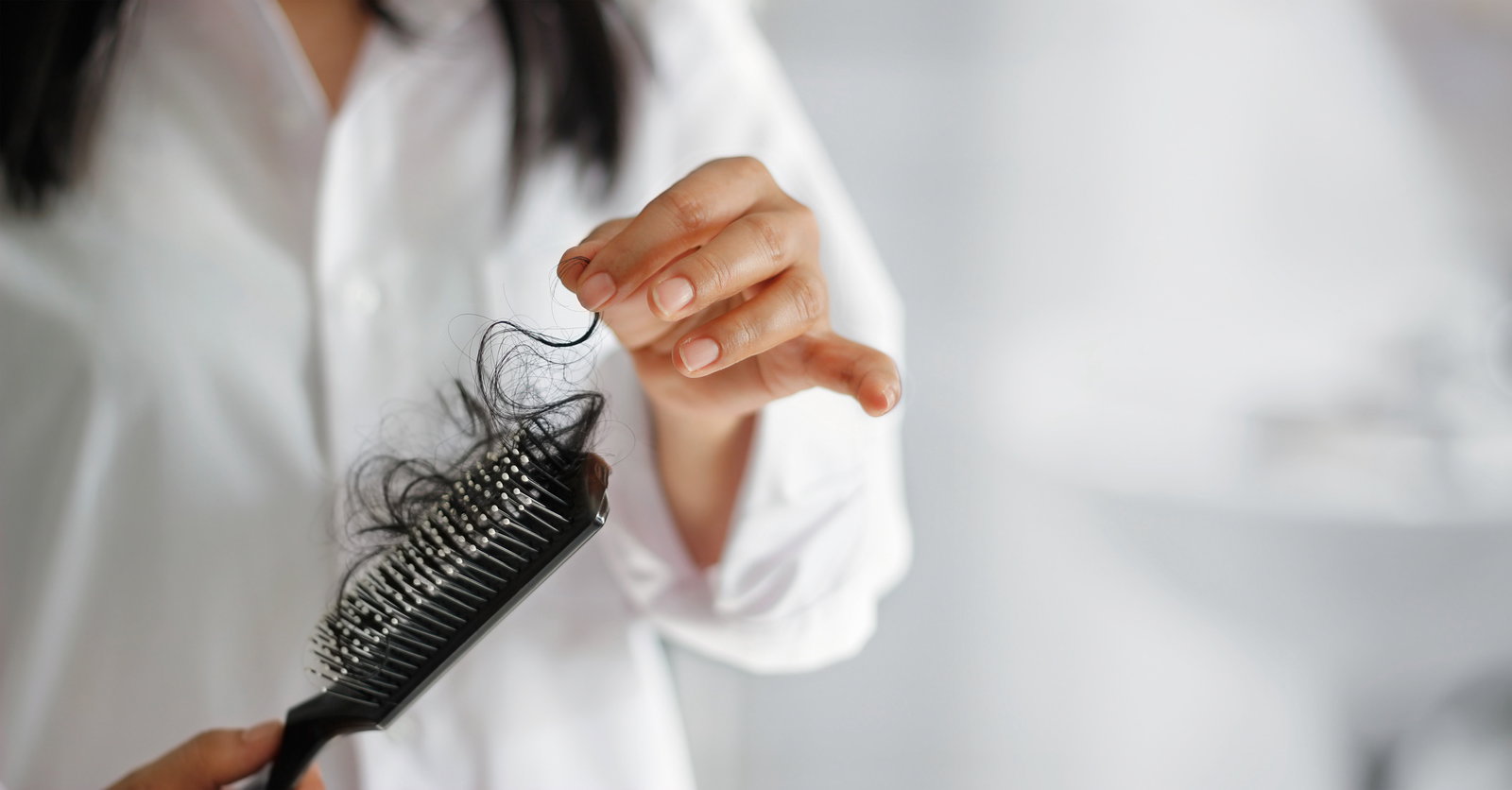 Haarwasser gegen Haarausfall: Die besten Drogerie-Produkte
