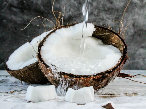 So gesund ist Kokoswasser: Warum wir es jeden Tag trinken sollten