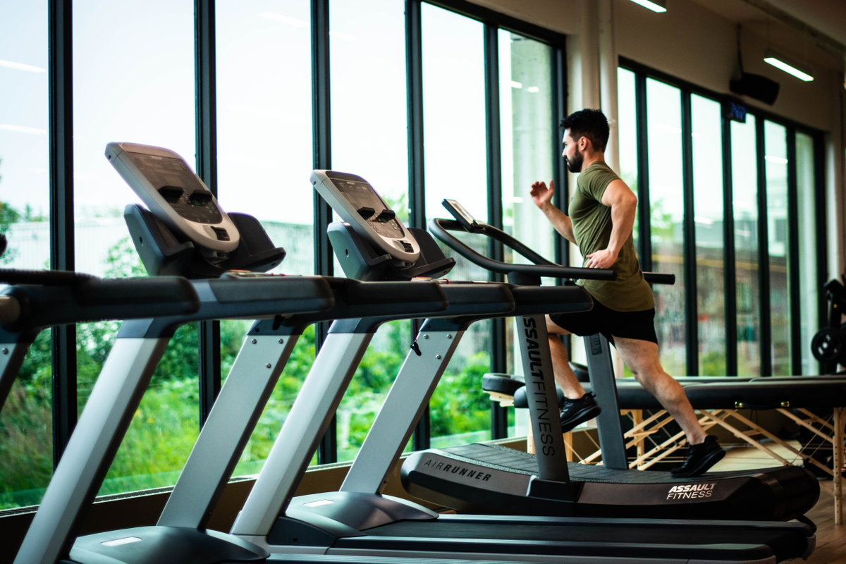 Mann auf Indoor-Laufband