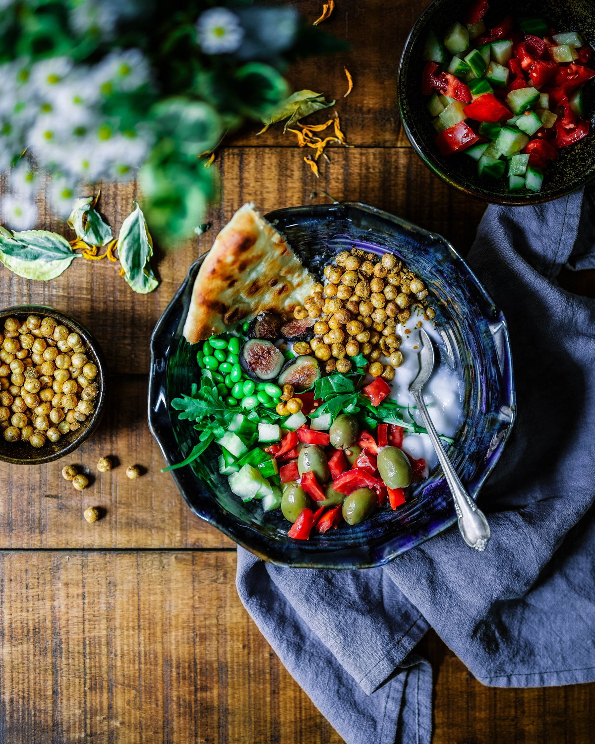 Die mediterrane Ernährung ist geprägt von viel Obst, Gemüse, Vollkornprodukten, pflanzlichen Fetten und Fisch.