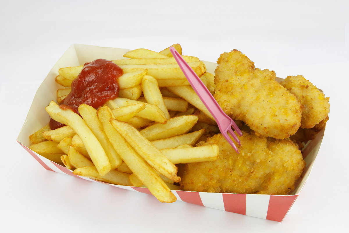Pommes, Chickennuggets und Ketchup in einer Schale