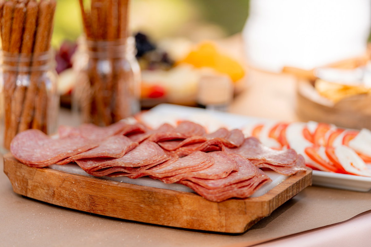 Salami in Scheiben auf einem Holzbrett